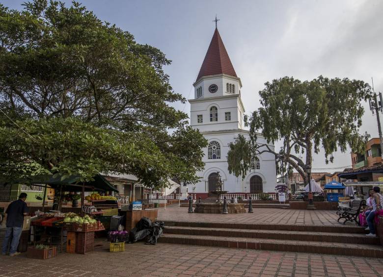 Parque principal de Armenia Mantequilla, en el Occidente de Antioquia. FOTO: Santiago Mesa 