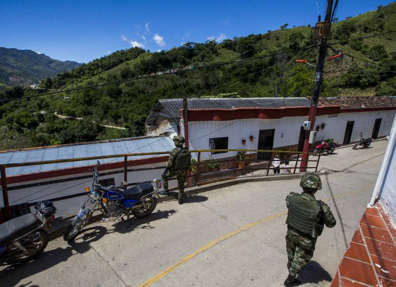 Soldados caminan por las calles de Hacarí, Norte de Santander. FOTO JULIO CÉSAR HERRERA