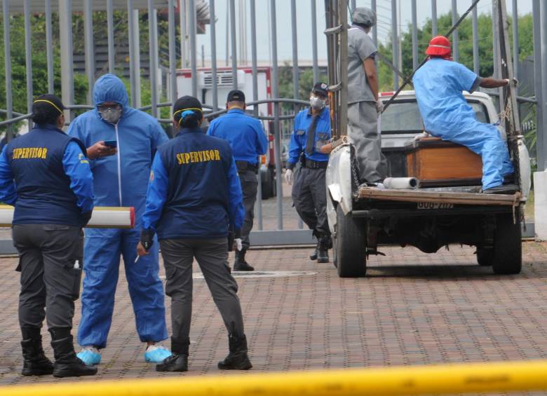 700 personas han sido sepultadas en Guayaquil, después de que sus sistemas sanitario y funerario colapsaran. FOTO AFP