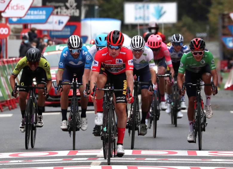 Chaves (izquierda) cumple una grata actuación en la Vuelta. El terreno montañoso de la Vuelta le favorece. FOTO EFE