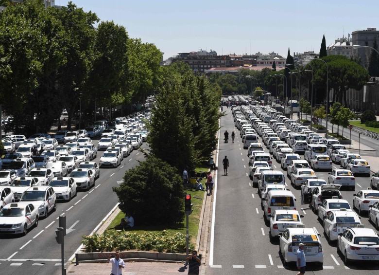 Las principales vías de Madrid, como el Paseo de la Castellana, fueron bloqueadas por un gremio de los taxistas que se resiste al fenómeno de empresas como Uber o Cabify. FOTO afp