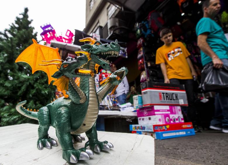 Venta de regalos navideños en el Hueco y algunos almacenes de alrededor .Foto: Julio César Herrera Echeverri
