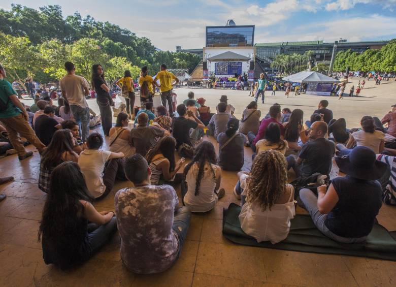 El festival se hace generalmente en espacios públicos, como esta inauguración en el Parque de los Deseos de Medellín, en 2017. Foto: Manuel Saldarriaga