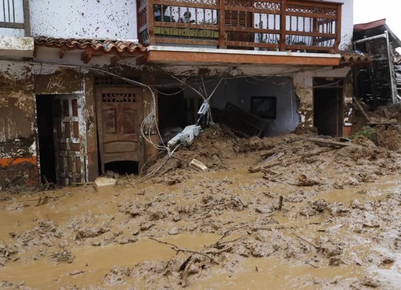 Varias viviendas quedaron cubiertas de lodo. FOTO JAIME PÉREZ