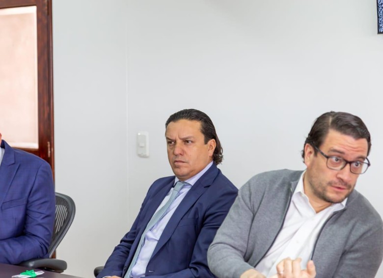 El empresario Andrés Sanmiguel (izq.) asistió a la cita con el Consejo Nacional Electoral, pero guardó silencio (a la derecha su abogado Iván Cancino). FOTO: Colprensa