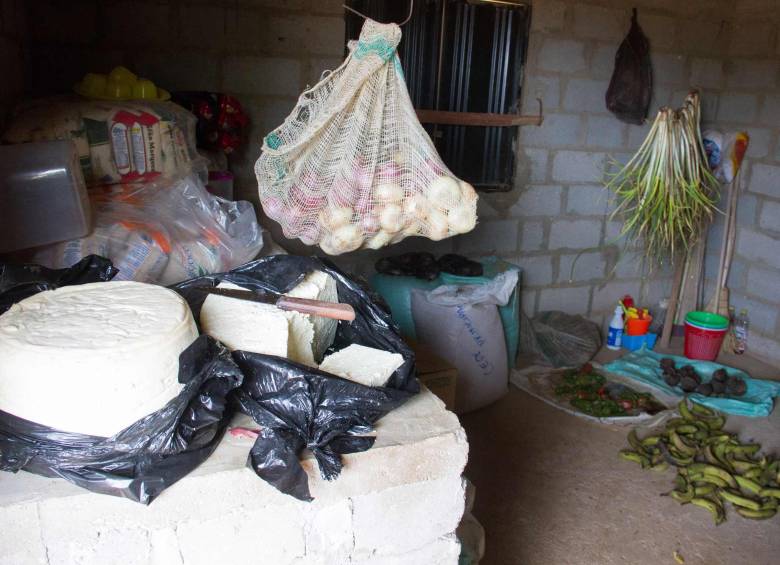 Comiendo en el piso, con cubiertos sucios y sin la minuta adecuada. Así encontraron los investigadores de la Defensoría del Pueblo los comedores en los centros educativos. FOTO cortesía 