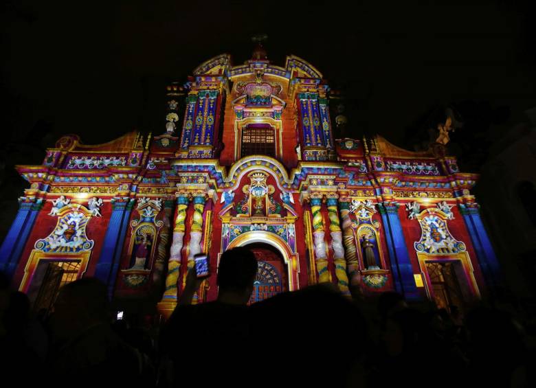 Así se vio la fachada de la iglesia La Compañía en Quito. Arte con luz. FOTO AP