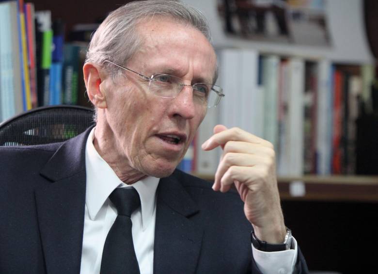 El senador Antonio Navarro Wolff radicó este viernes su ponencia alternativa a la reforma tributaria. FOTO COLPRENSA
