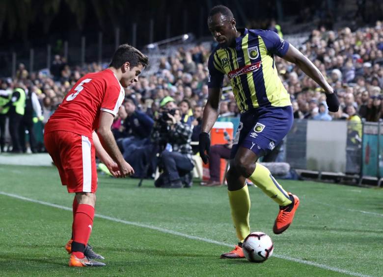 Usain Bolt durante su debut como jugador profesional en la Liga de Australia. FOTO AFP