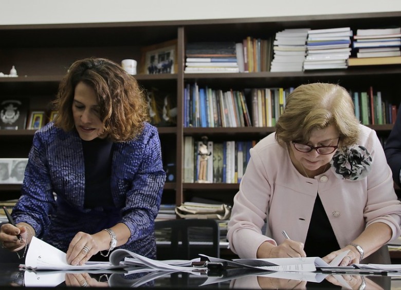 El 13 de septiembre de 2018 la ministra del Interior, Nancy Patricia Gutiérrez (izquierda) y la ministra de Justicia, Gloria María Borrero (derecha), radicaron la reforma a la justicia. Para ambas era fundamental lograr la aprobación del Congreso. FOTO colprensa