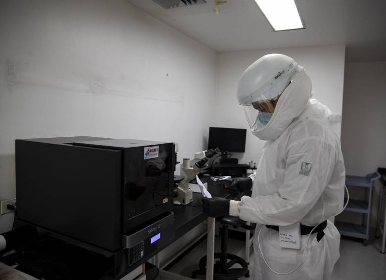 Imagen de referencia. Laboratorio de la Sede de Investigación de la Universidad de Antioquia (SIU) donde se realizan el análisis y las pruebas de diagnóstico del coronavirus covid-19 en Medellín. Foto: Esteban Vanegas Londoño