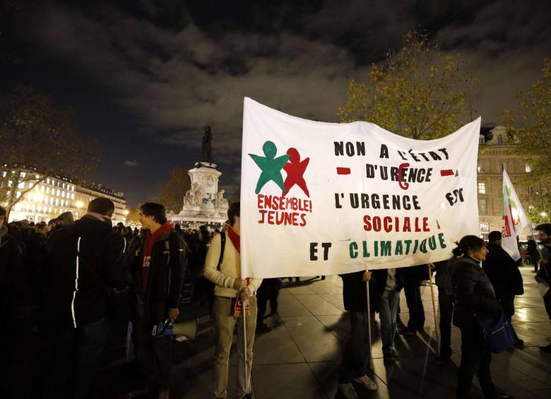 Miles de activistas buscan marchar en las inmediaciones a la cumbre, en el sector de Le Bourget, y en todo París, así persista la prohibición de manifestaciones tras los recientes atentados. FOTO afp
