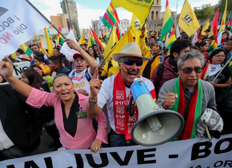 Activistas de plataformas ciudadanas y partidos de la oposición participan este jueves en una concentración contra la candidatura a la reelección del presidente de Bolivia, Evo Morales, en La Paz (Bolivia). FOTO: EFE