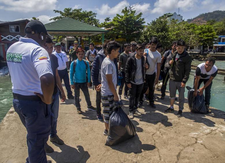 En enero de este año cientos de migrantes quedaron varados en Acandí y Capurganá por una prohibición de tránsito ordenada por delincuentes del Clan del Golfo. FOTO Esteban Vanegas