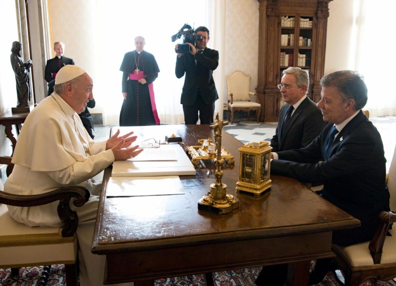 Santos dice en su libro que la audiencia que tuvieron ambos exmandatarios con el Papa Francisco fue un fracaso, pues no cumplió con el objetivo. FOTO reuters