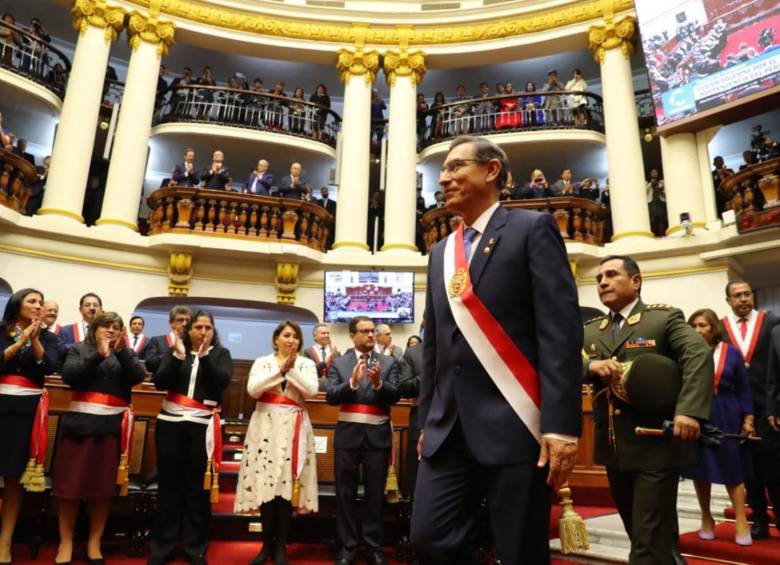 Entre rechiflas y aplausos, el presidente peruano Martín Vizcarra propuso al Congreso convocar un referendo. FOTO EFE