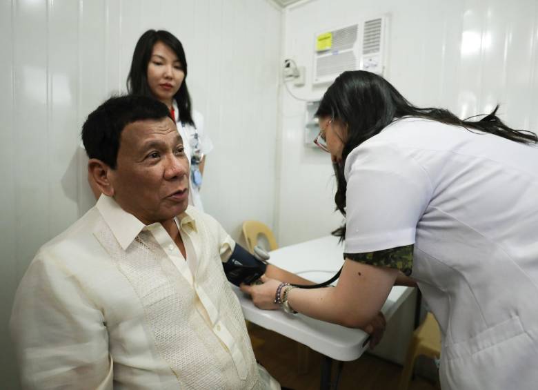 El presidente de Filipinas, Rodrigo Duterte, ha confesado en público varios de sus padecimientos. Sectores de su país, sin embargo, pedían conocer la historia clínica. FOTO Gobierno de Filipinas