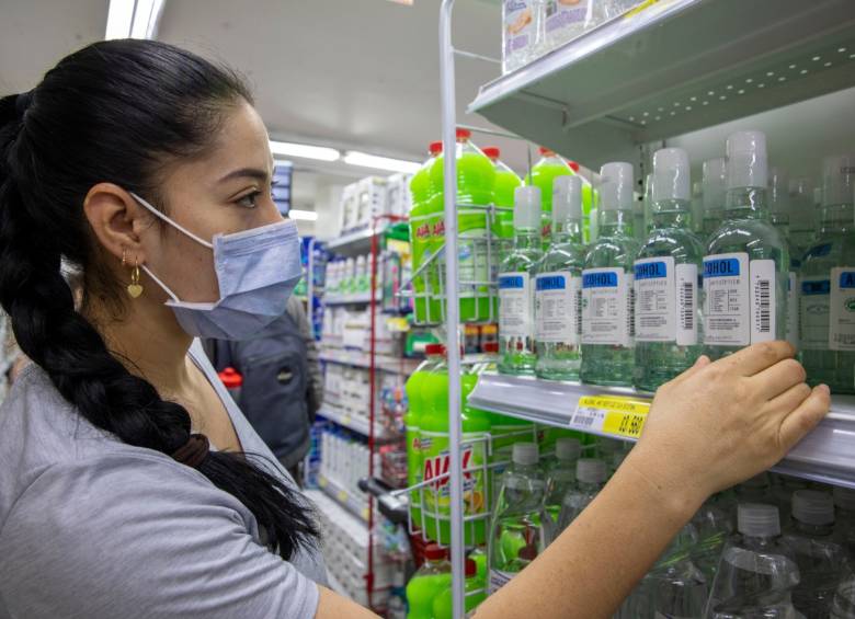 La FLA sobrepasó sus metas de producción de alcohol antiséptico, informó la Gobernación. FOTO Edwin Bustamante. 