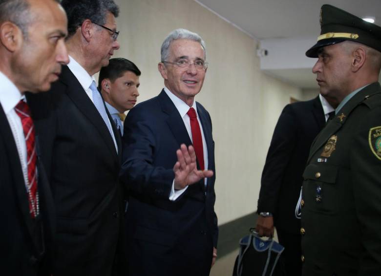 El expresidente Álvaro Uribe está procesado por su presunta responsabilidad en la comisión de los delitos de soborno y fraude procesal, lleva dos meses detenido en su domicilio. FOTO Colprensa