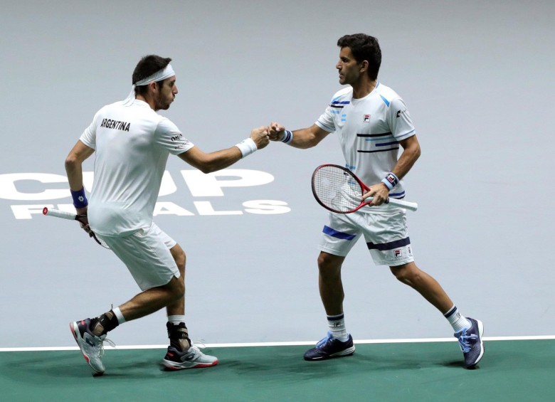 Los tenistas argentinos Máximo González (d) y Leo Mayer (i) durante el partido de dobles contra los españoles Rafa Nadal y Marcel Granollers, son ahora la competencia de los colombianos. Foto: EFE. 
