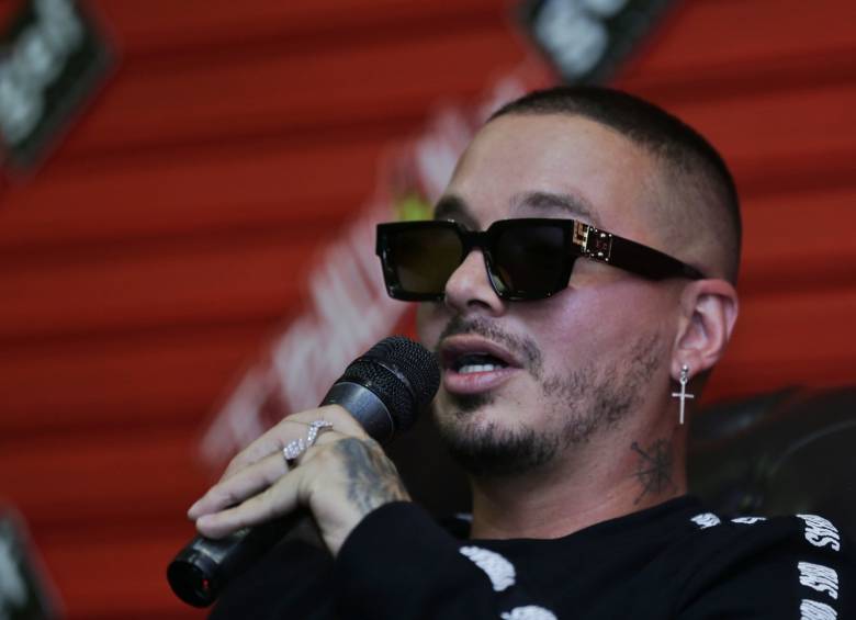 J Balvin respondió a sus críticos que lo señalaban por no haberse manifestado por los actos que en los últimos días se han presentado en Colombia. Foto: Colprensa. 
