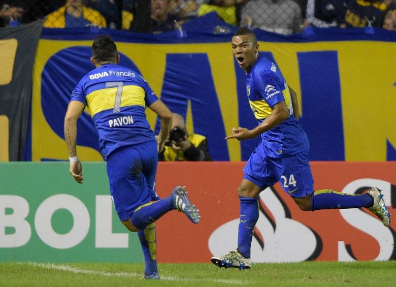 Carlos Tévez le cedió el premio como el jugador más destacado de la cancha al colombiano Frank Fabra. FOTO AFP