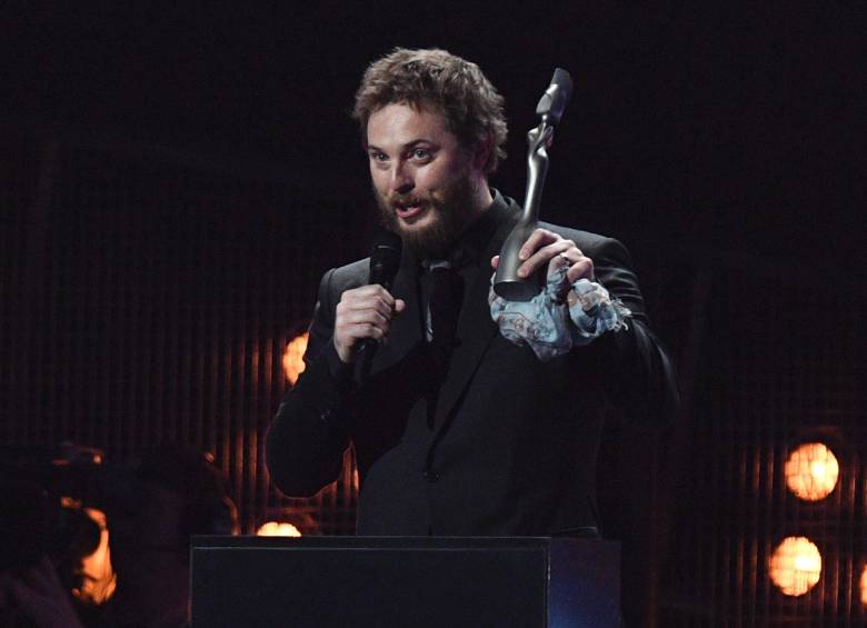 El hijo de David Bowie, Duncan Jones, recibió el premio en nombre de su padre. FOTO AFP