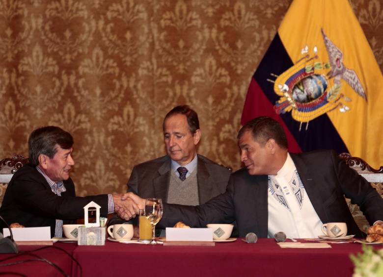 El presidente de Ecuador, Rafael Correa (derecha), invitó a jefe del equipo negociador del Gobierno, Juan Camilo Restrepo (centro) y a Pablo Beltrán del Eln (izquierda), a un desayuno. FOTO EFE