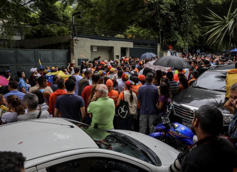 “¡Sí se puede! ¡Sí se puede!”, cantaban jubilosos decenas de opositores concentrados frente a la vivienda de López en un barrio acomodado del este de Caracas, cuando el dirigente apareció unos segundos -sonriente- ondeando una bandera de Venezuela y alzando los brazos en actitud victoriosa. FOTO EFE