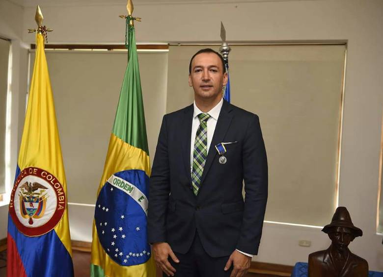 Juan Carlos de la Cuesta recibió la medalla al Mérito Santos-Dumont de la Fuerza Aérea Brasilera. FOTO CORTESÍA