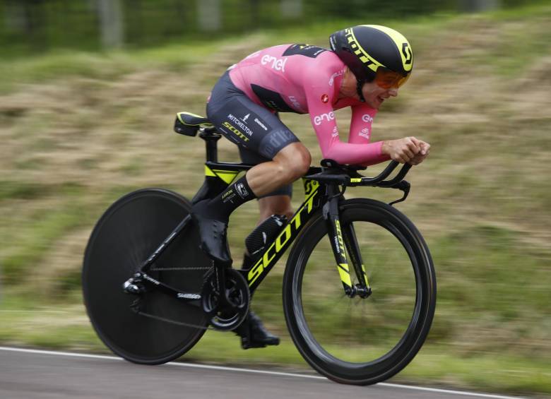 1.37 perdió Simon Yates en la CRI, lo que le valió mantenerse en el liderato del Giro de Italia. FOTO AFP