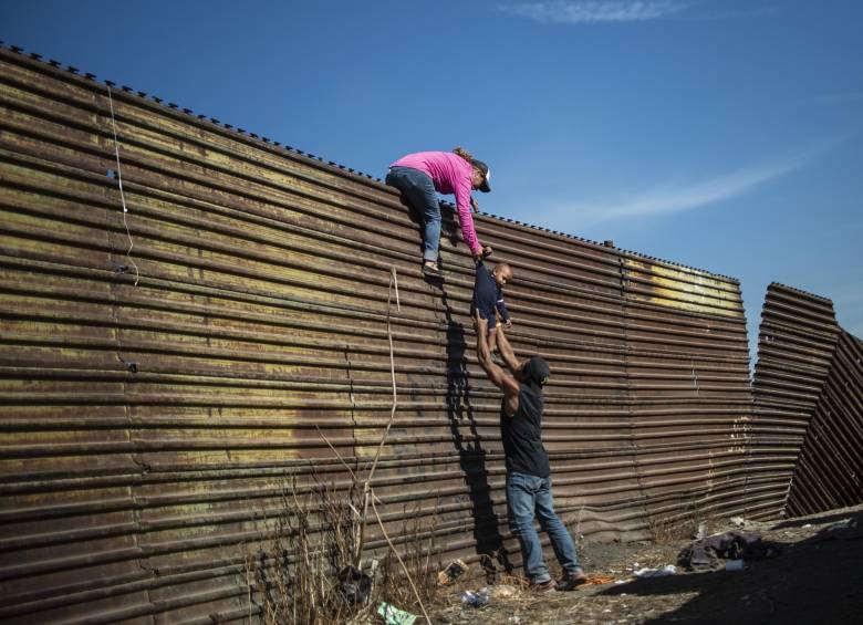 42 personas que cruzaron el “muro” fueron deportadas por la policía fronteriza de Estados Unidos. FOTO AFP