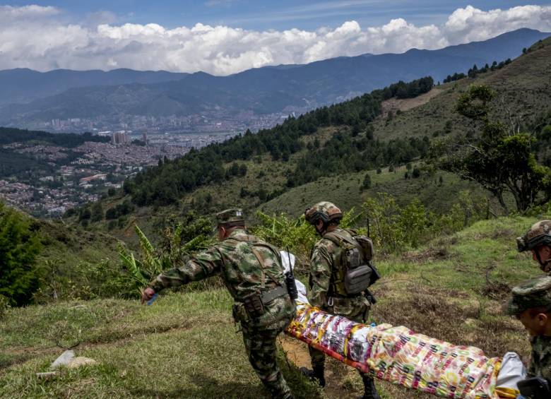 Así finalizó la inspección judicial en el paraje rural donde fue dado de baja alias “Turrón”, en límites del barrio La Sierra con el corregimiento Santa Elena de Medellín. FOTO: Santiago Mesa.