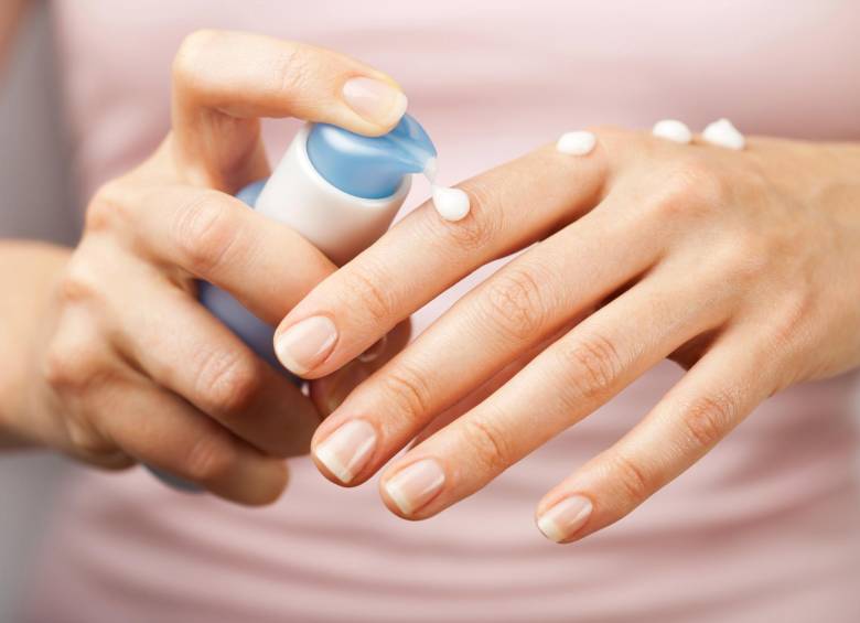 Los dermatólogos recomiendan cremas humectantes sin fragancia ni colorantes para aplicar a las manos después del lavado. FOTO sstock