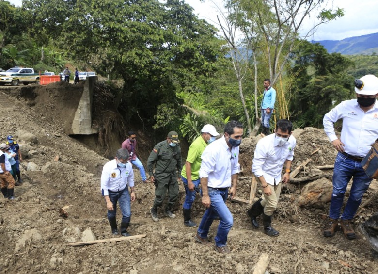 Luego de realizarse una reunión en el Puesto de Mando Unificado se procedió a verificar en terreno las condiciones de la vía para dar paso controlado a los vehículos que se encuentran represados entre Dabeiba y Uramitas. FOTO CORTESÍA GOBERNACIÓN DE ANTIOQUIA.