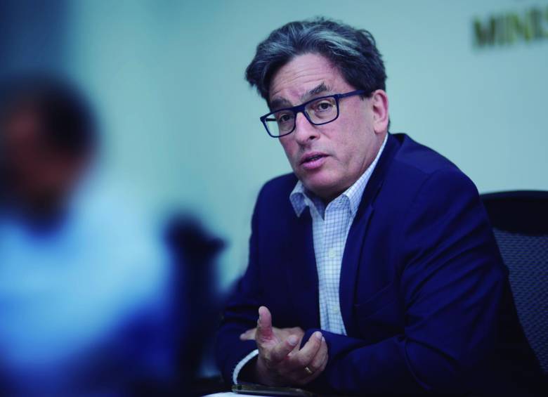 Alberto Carrasquilla, ministro de Hacienda, explica que las comisiones económicas del Congreso discutarán inicialmente el proyecto del presupuesto, hasta el 25 de septiembre. FOTO Colprensa