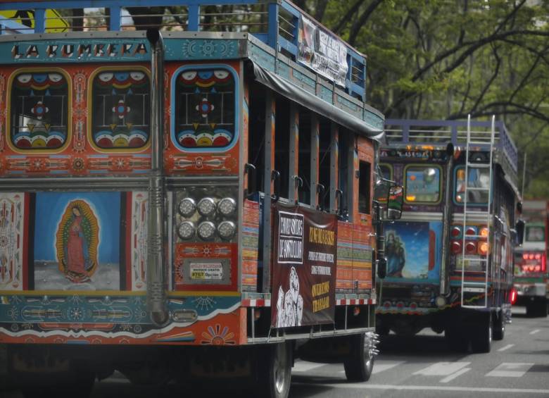 Conductores de chivas protestan por prohibición de circulación en Medellín