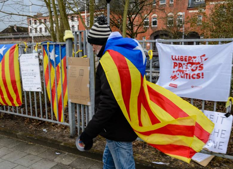 Un hombre, con la bandera catalana, esperaba a las afueras de la cárcel donde se encuentra Puigdemont. FOTO EFE