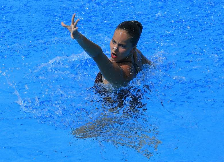 Mónica Sarai durante una de las rutinas del solo, prueba en la que logró el oro en el Suramericano de Lima. FOTO efe