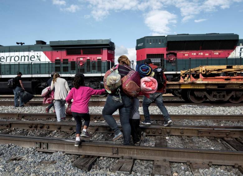 Familias de migrantes centroamericanos intentan subirse al tren la “Bestía”, a las afueras de la ciudad de Saltillo, en el estado de Coahuila (México) a la espera de llegar a la frontera estadounidense. FOTO: EFE