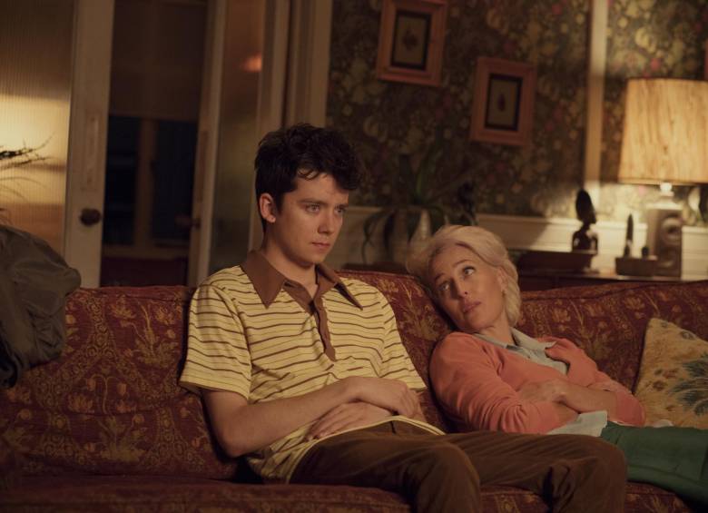 Asa Butterfield y Gillian Anderson son los protagonistas de Sex Education. FOTO Cortesía Netflix