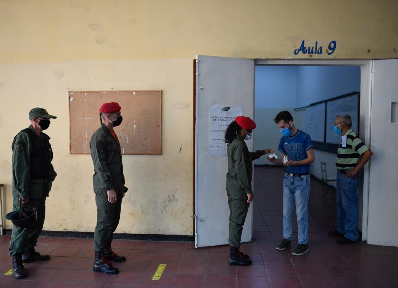 Soldados venezolanos hacen fila antes de emitir su voto en un colegio electoral en Caracas, el 6 de diciembre de 2020. FOTO AFP
