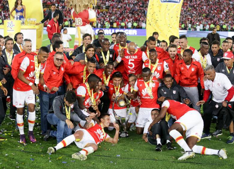 Imágenes de la celebración de Santa Fe con el título de la Superliga 2017. El conjuto cardenal superó a Nacional, que tiene dos títulos de ese certamen, y al Cali que suma uno. FOTO colprensa