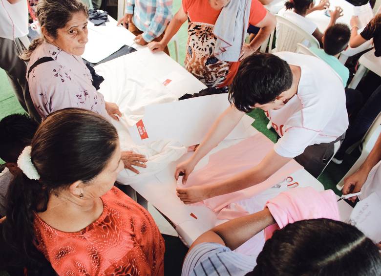 La comunidad, en los barrios a donde va Hilo Rojo, crea camisetas mientras se generan diálogos de convivencia. En la imagen el sector San Rafael, comuna 15 de Medellín. FOTO CORTESÍA ALEXANDER ARENAS