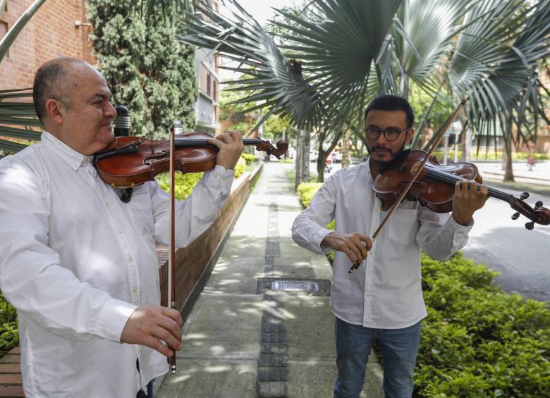 Los músicos Gonzalo Ospina y David Merchan interpretaron en las calles del barrio Laureles, a las 12:00 del medio día del domingo, el Himno a la Alegría. FOTO manuel saldarriaga