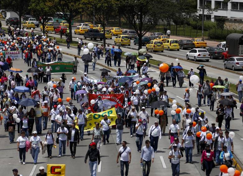 Con la marcha ‘Toma de Bogotá’ las centrales obreras realizan este jueves una manifestación promovida por la agremiación de maestros Fecode. FOTO COLPRENSA