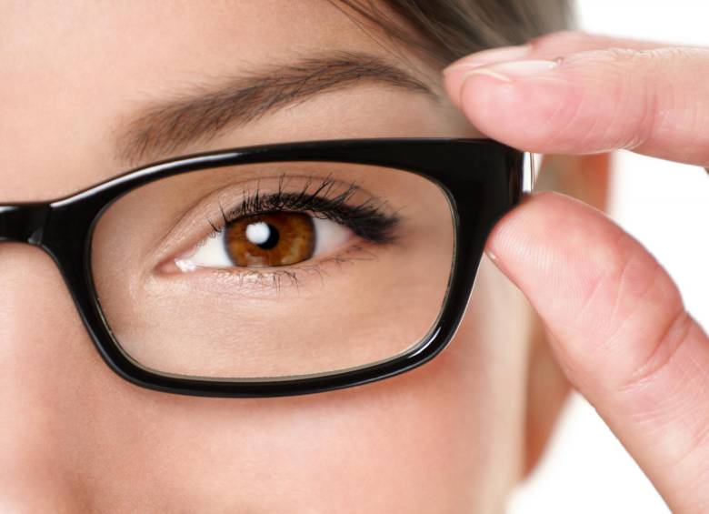 La elección de lentes de contacto o gafas depende de los gustos de cada persona, pero también de las actividades que practique. FOTO sstock