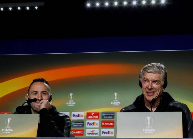 David Ospina y su entrenador Arsene Wenger. FOTO EFE