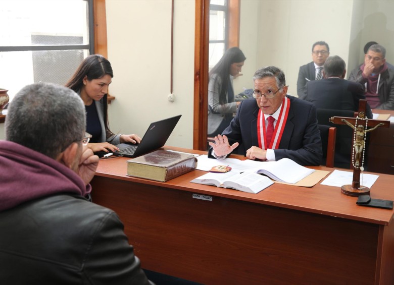 El juez Luis Cevallos (derecha), quien adelantaba el caso por corrupción judicial en la Corte Suprema y condenó al expresidente de la Corte del Callao, Walter Ríos, también fue salpicado. FOTO efe