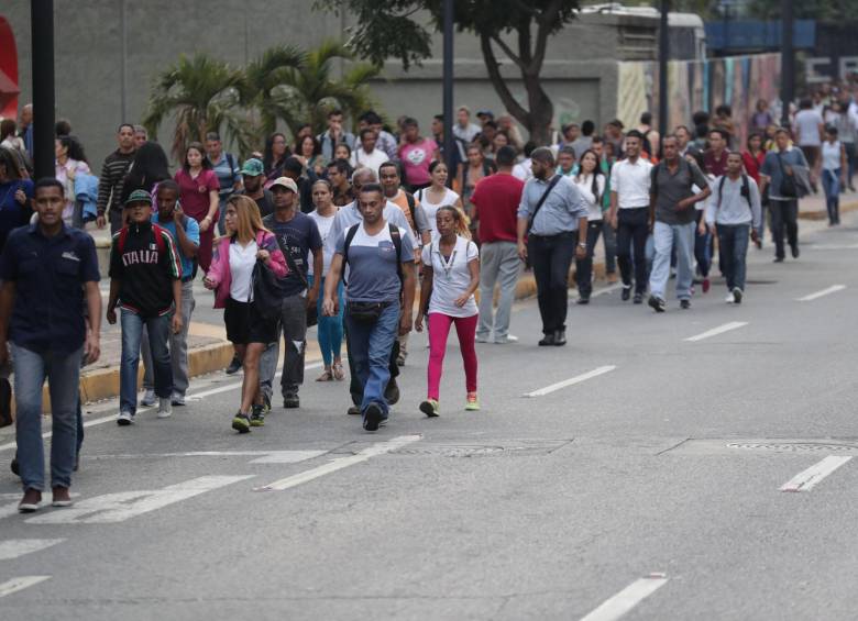 Caminando, los caraqueños intentan llegar a sus lugares de destino. FOTO EFE.